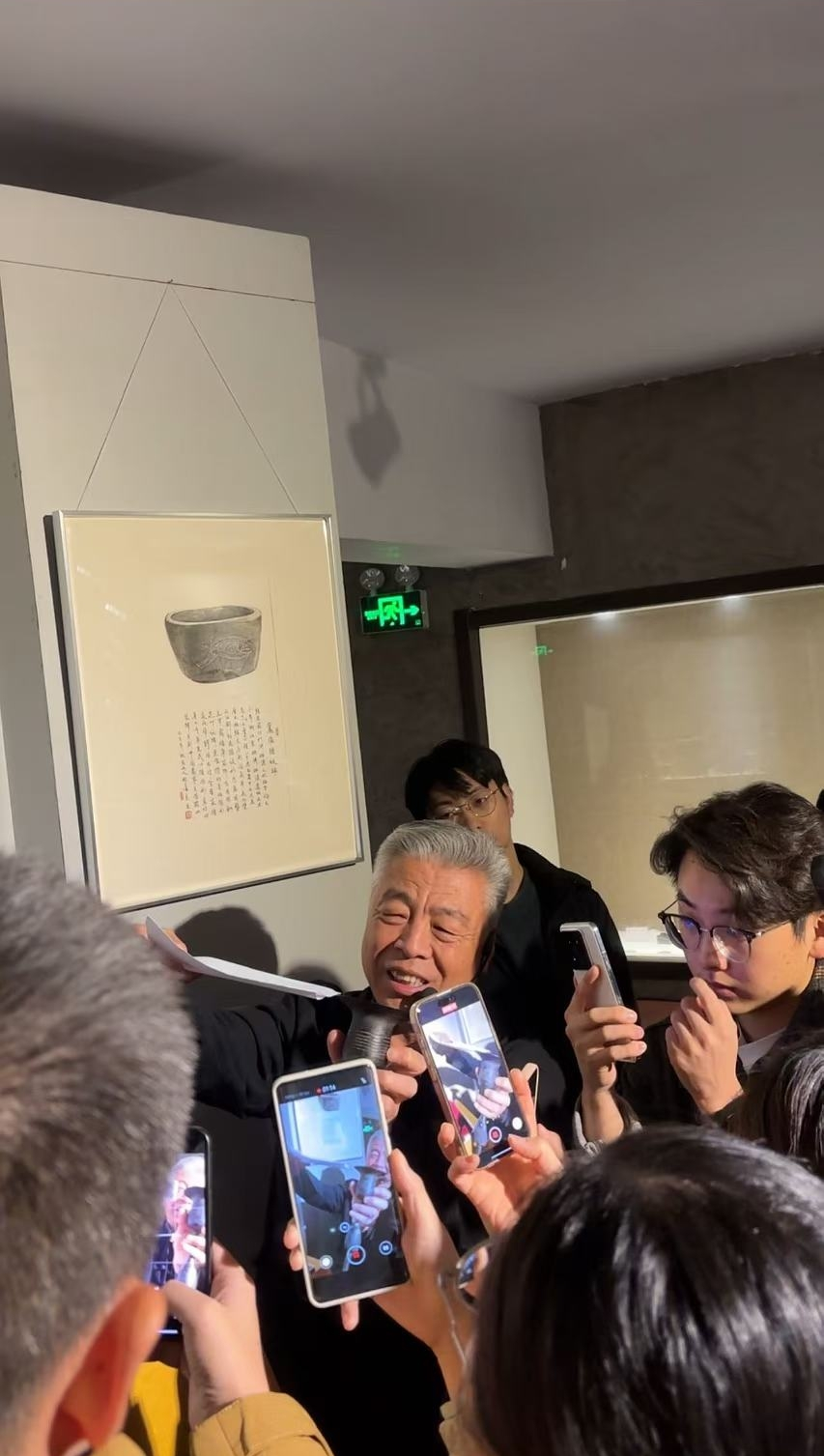 黑陶邢文化博物館館長(zhǎng)邢葆東展示兩張相疊的A4紙，向記者解釋此為杯口的厚度。