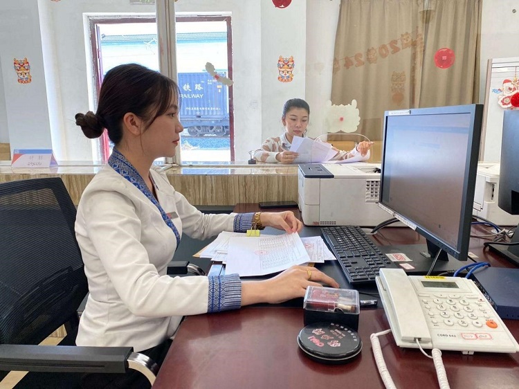 春節(jié)期間，中老鐵路員工堅(jiān)守崗位，保障鐵路運(yùn)行安全、暢通。李加勇攝