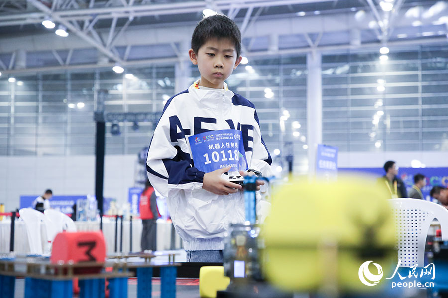 參加2025數(shù)字中國創(chuàng)新大賽青少年AI機器人賽道決賽的小選手。人民網(wǎng)記者 焦艷攝