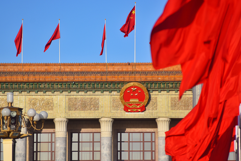 2024年3月8日，北京上空現(xiàn)“兩會藍”，人民大會堂前紅旗飄揚。