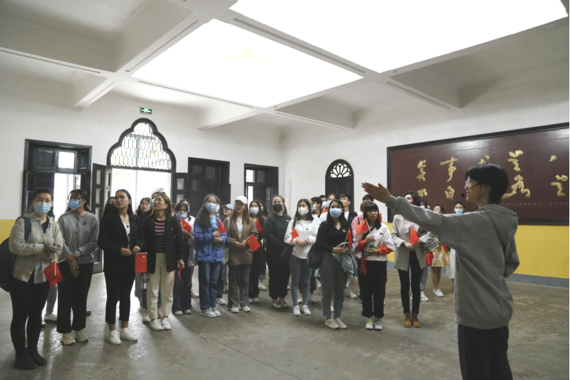 2021年5月20日，在喜迎中國共產(chǎn)黨建黨100周年之際，我校開展了少數(shù)民族學(xué)生“學(xué)黨史、感恩黨、跟黨走”紅色研學(xué)活動(dòng)。