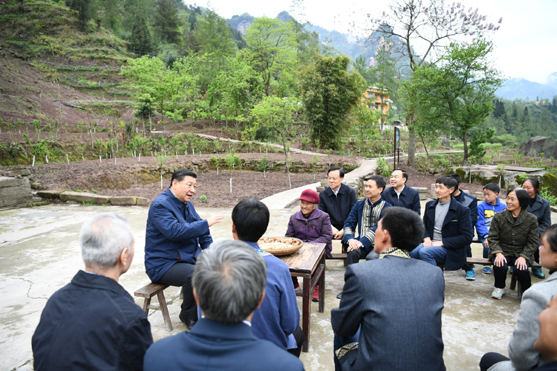 2019年4月15日至17日，中共中央總書記、國家主席、中央軍委主席習近平在重慶考察，并主持召開解決“兩不愁三保障”突出問題座談會。這是4月15日下午，習近平在石柱土家族自治縣中益鄉(xiāng)華溪村同村民代表、基層干部、扶貧干部、鄉(xiāng)村醫(yī)生等圍坐在一起，共話脫貧攻堅。新華社記者 謝環(huán)馳 攝