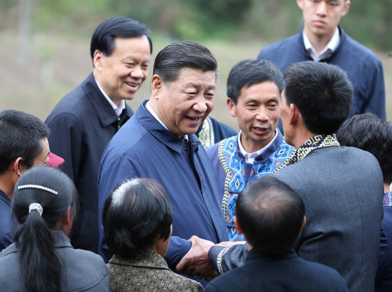 2019年4月15日至17日，中共中央總書記、國家主席、中央軍委主席習近平在重慶考察，并主持召開解決“兩不愁三保障”突出問題座談會。這是4月15日下午，習近平在石柱土家族自治縣中益鄉(xiāng)華溪村同村民親切交流。新華社記者 丁海濤 攝