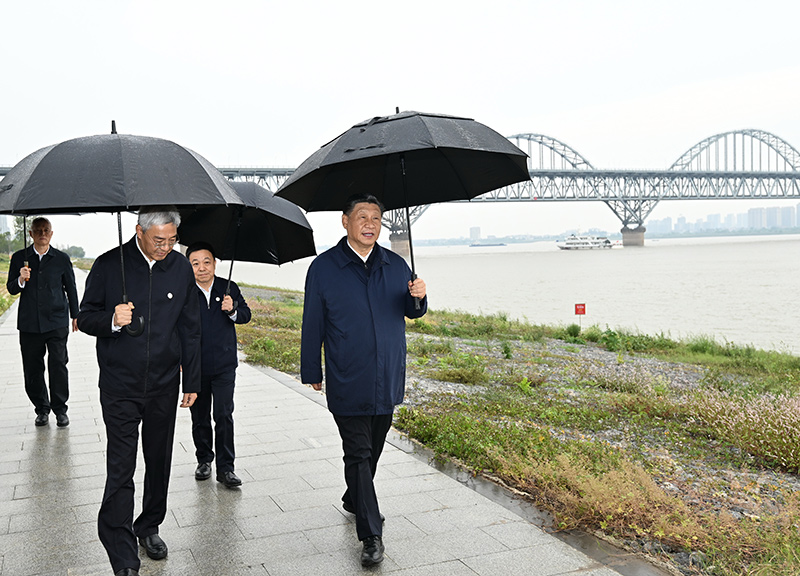 2023年10月10日至13日，中共中央總書記、國家主席、中央軍委主席習(xí)近平在江西考察。這是10日下午，習(xí)近平在長江國家文化公園九江城區(qū)段考察時，冒雨沿江堤步行察看沿岸風(fēng)貌。新華社記者 謝環(huán)馳 攝