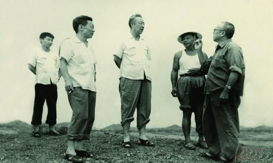 1978年8月，習(xí)仲勛（左三）在廣東惠陽(yáng)農(nóng)村調(diào)研。在清華大學(xué)讀書(shū)的習(xí)近平（左一）利用暑假時(shí)間參加社會(huì)實(shí)踐，隨同父親一起下鄉(xiāng)。