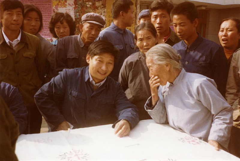 1983年，時(shí)任河北正定縣委書(shū)記的習(xí)近平（前排居中），臨時(shí)在大街上擺桌子聽(tīng)取老百姓意見(jiàn)。