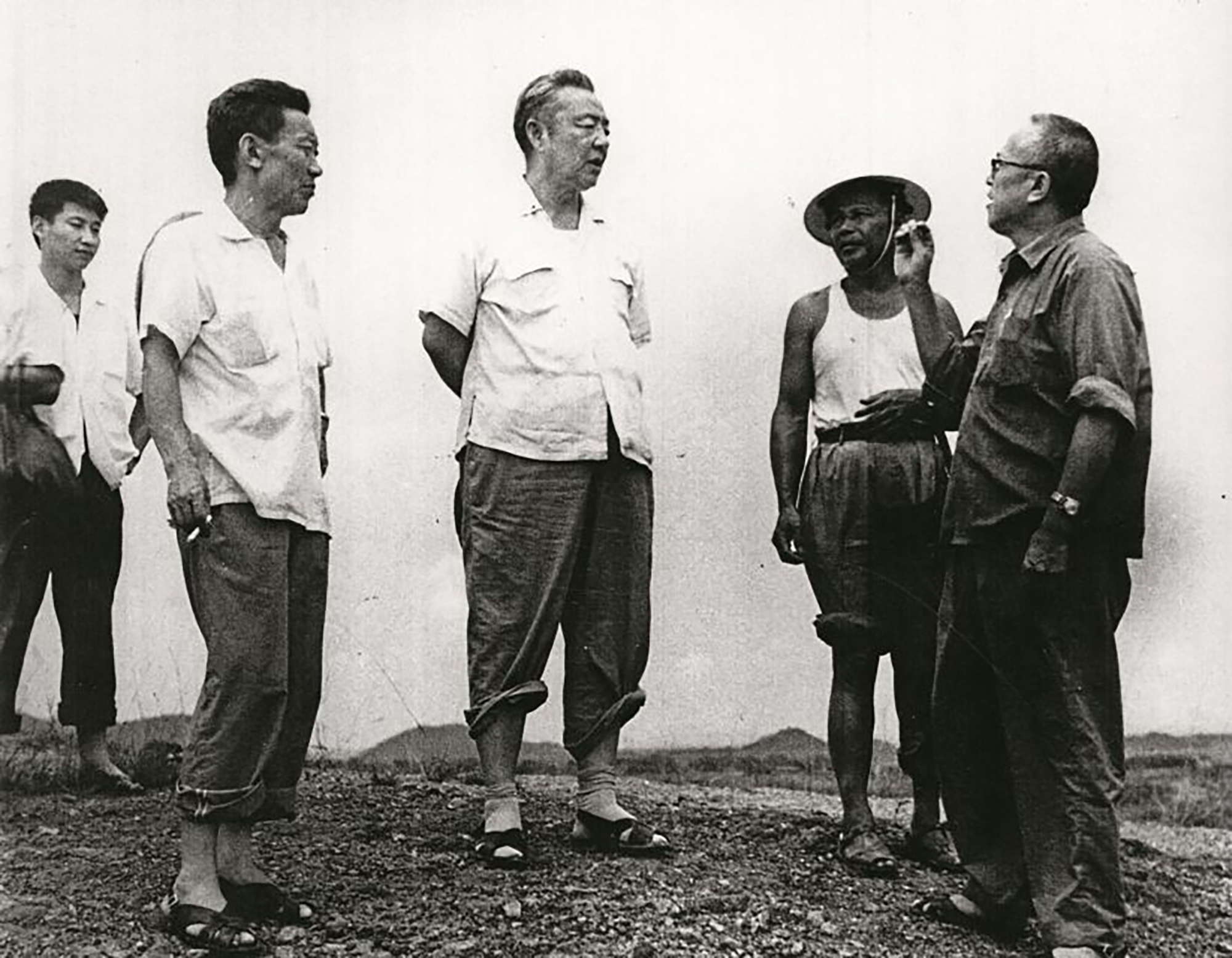 1978年8月5日，習仲勛（中）在廣東惠陽地區(qū)調(diào)研。左二為廣東省委農(nóng)村工作部副部長杜瑞芝，右一為惠陽地委書記李富林。 左一為當時正在清華大學暑期的習近平。