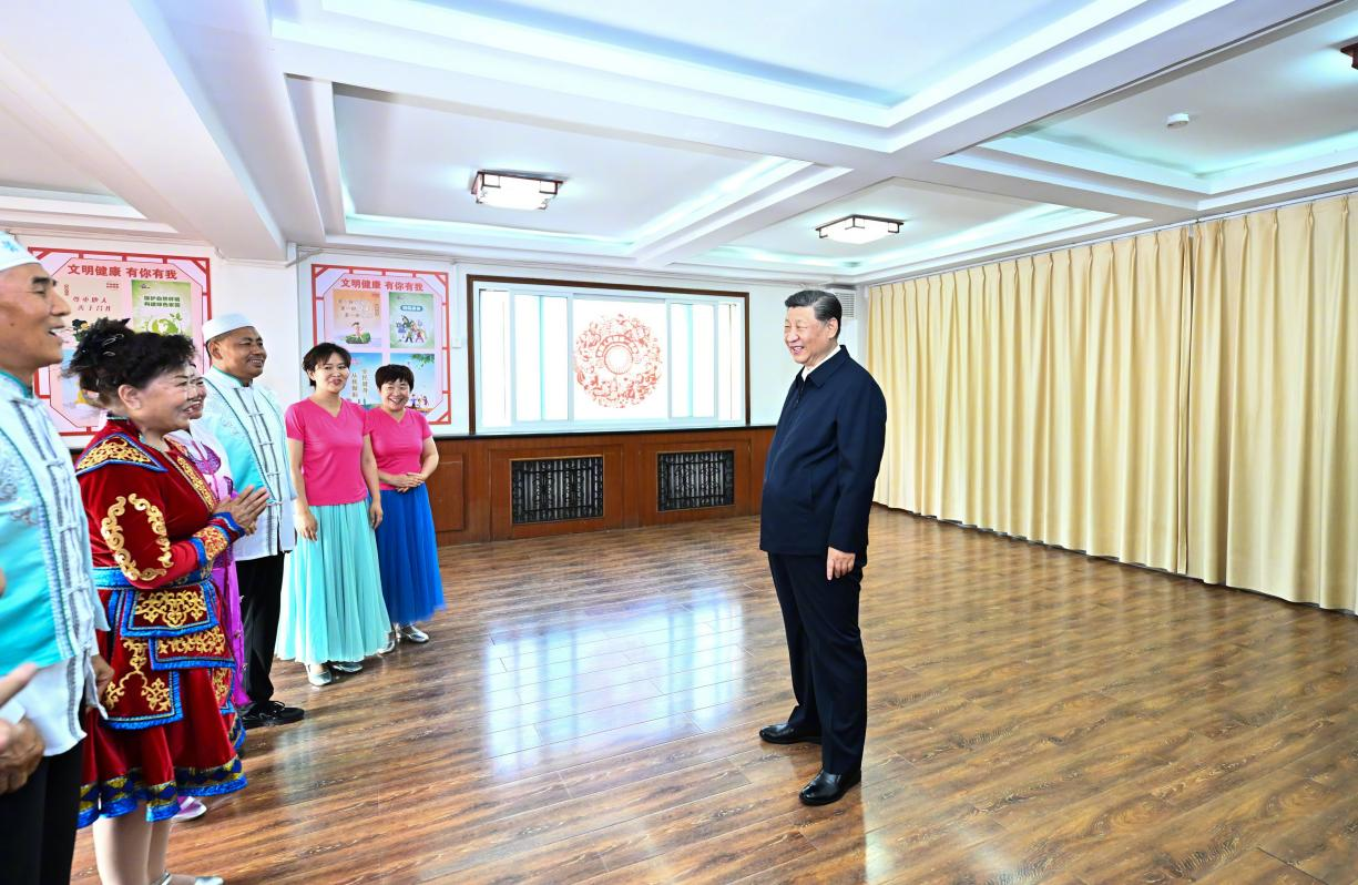 6月19日下午，習(xí)近平總書記在銀川市金鳳區(qū)長城花園社區(qū)活動室考察時，同社區(qū)居民親切交流。