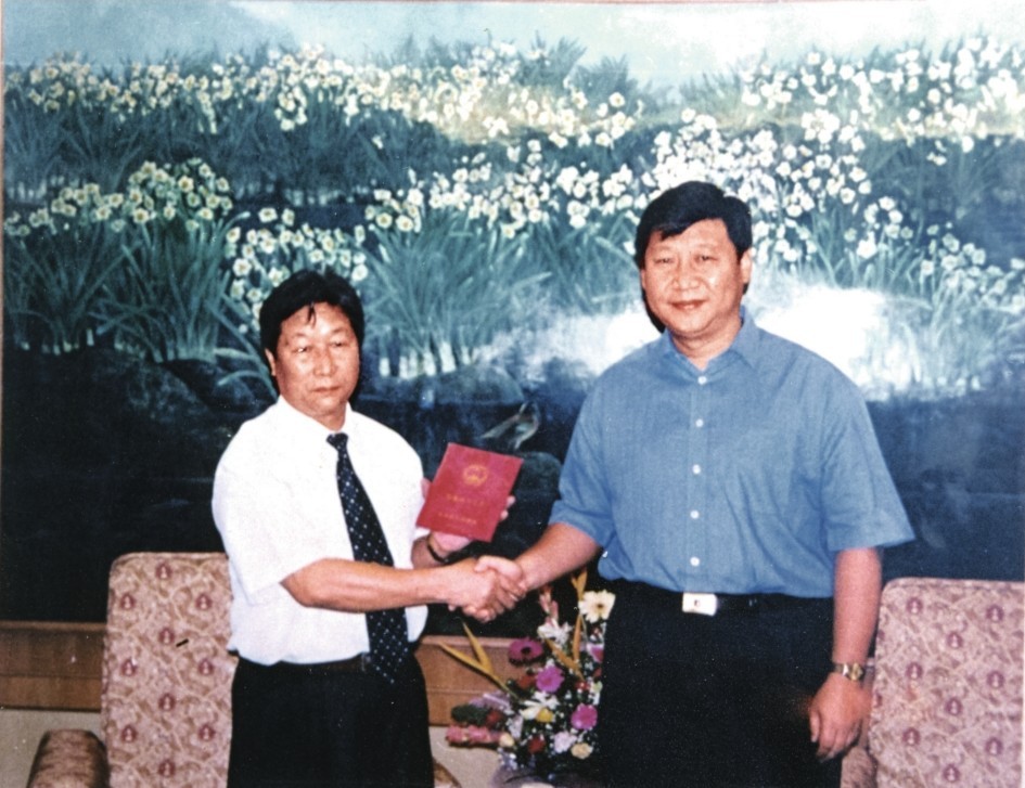 2000年7月，習(xí)近平為福建農(nóng)林大學(xué)教授林占熺頒發(fā)福建省政府“一等功”榮譽(yù)證書(shū)。圖源：《習(xí)近平在福建》（下）