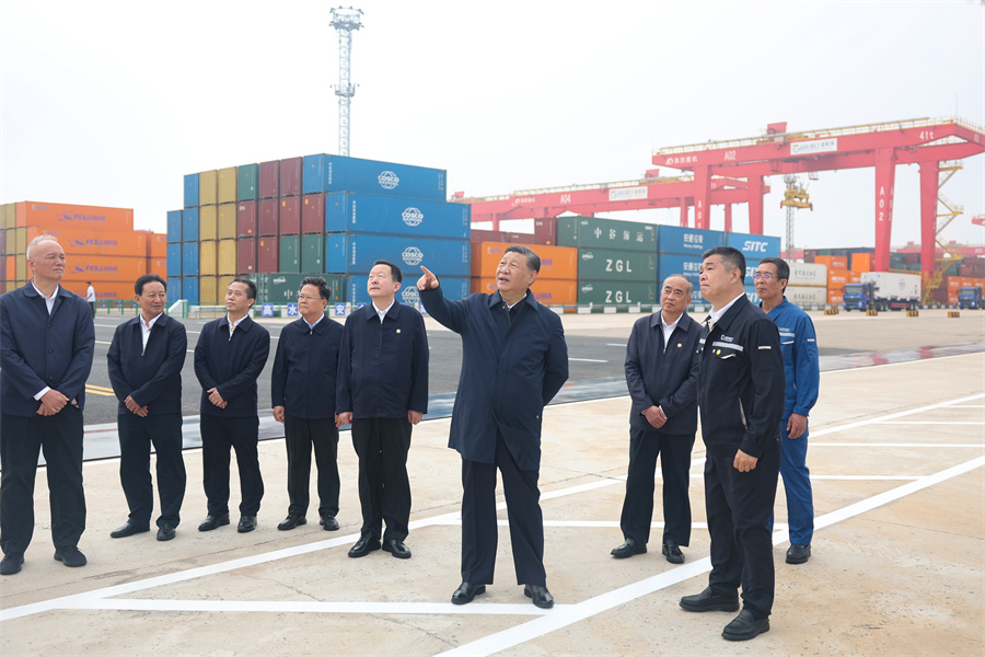 2024年5月22日至24日，中共中央總書記、國家主席、中央軍委主席習近平在山東考察。這是22日下午，習近平在日照港察看全自動化集裝箱碼頭作業(yè)場景。新華社記者 鞠鵬 攝
