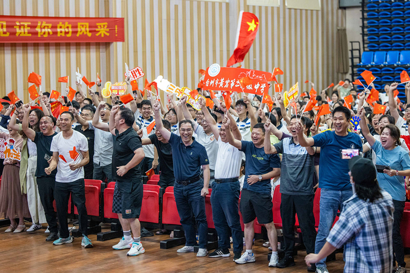北京時間7月27日，2024年巴黎奧運會首個比賽日，在射擊10米氣步槍混合團體比賽中，中國選手黃雨婷/盛李豪獲得金牌。圖為黃雨婷的母校師生們通過收看奧運直播的方式為她加油助威。