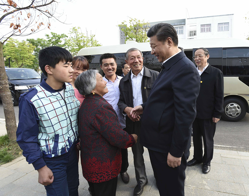 2016年4月25日，習(xí)近平在安徽省滁州市鳳陽(yáng)縣小崗村看望當(dāng)年大包干帶頭人嚴(yán)金昌（右三）一家。