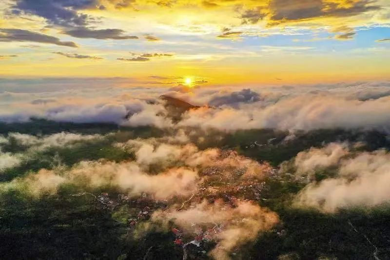 圖為云霧繚繞的軍營(yíng)村，群山盡翠，紅瓦掩映。廈門市委宣傳部供圖