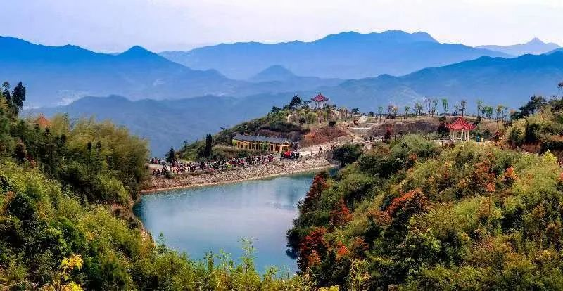 圖為游客們到軍營(yíng)村七彩池欣賞美景。廈門市委宣傳部供圖