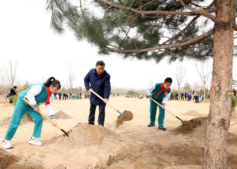 2022年3月，習(xí)近平總書記來到北京市大興區(qū)黃村鎮(zhèn)參加首都義務(wù)植樹活動，同大家一起植樹。新華社記者 黃敬文 攝