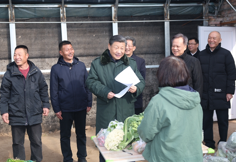 2024年2月1日，習近平總書記在天津市西青區(qū)辛口鎮(zhèn)第六埠村，走進大棚同菜農(nóng)親切交流。