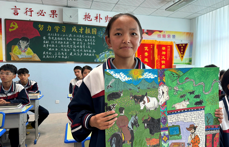 果洛西寧民族中學(xué)學(xué)生尼東拉毛在主題思政課上展示表現(xiàn)現(xiàn)代化家鄉(xiāng)的作品。