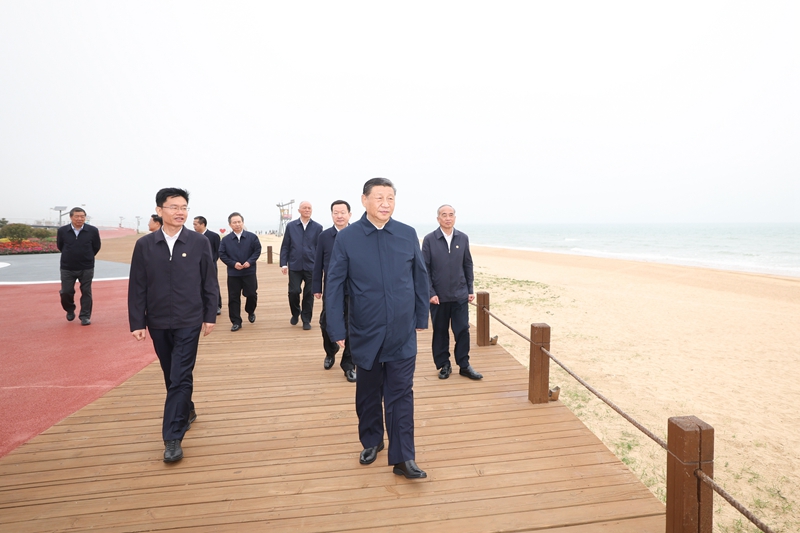2024年5月22日，習(xí)近平總書記在山東日照陽(yáng)光海岸綠道考察。
