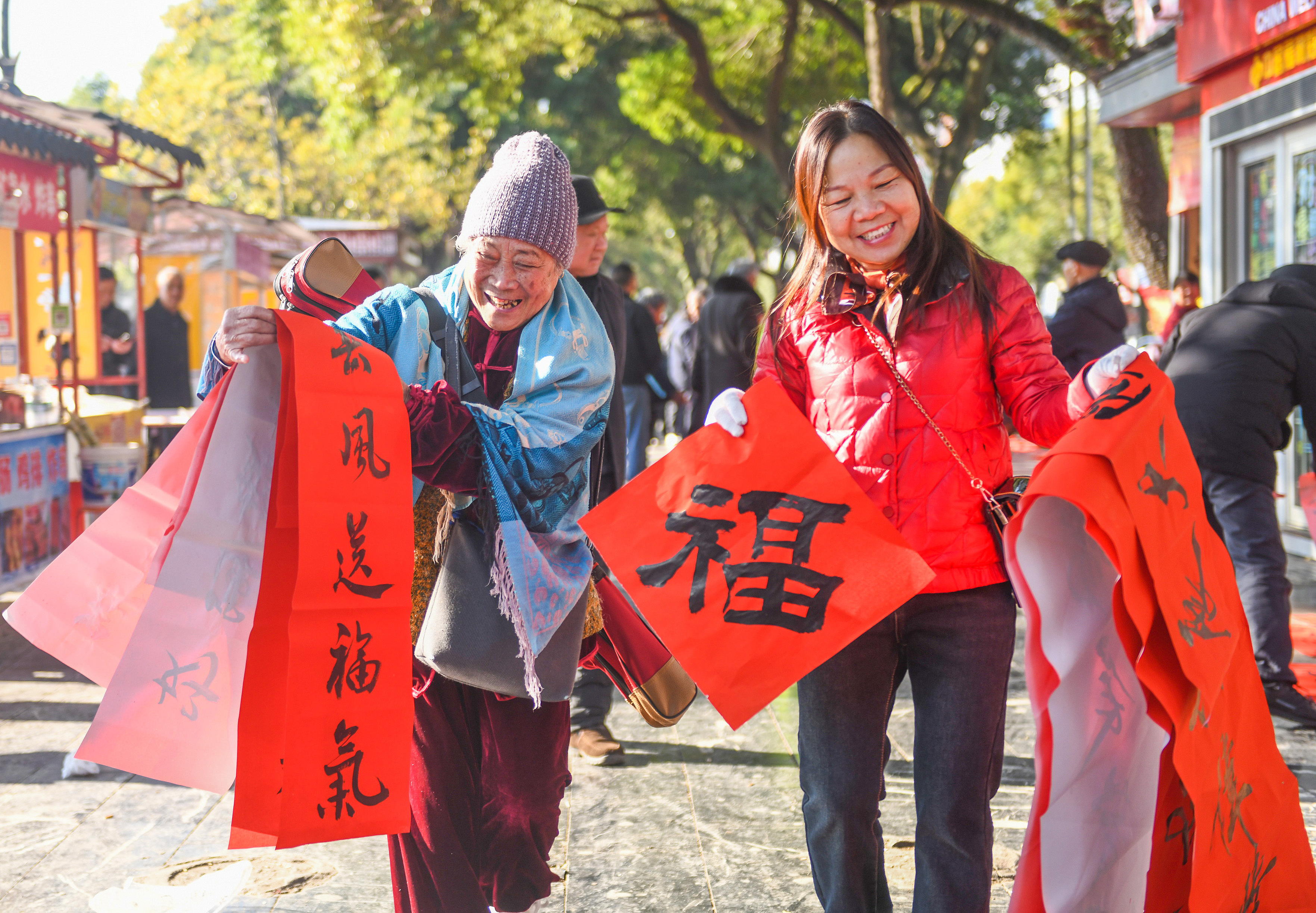 2025年1月13日，在湖南省永州市道縣西洲公園義工崗?fù)?，市民們領(lǐng)到了書法志愿者為大家書寫的春聯(lián)。