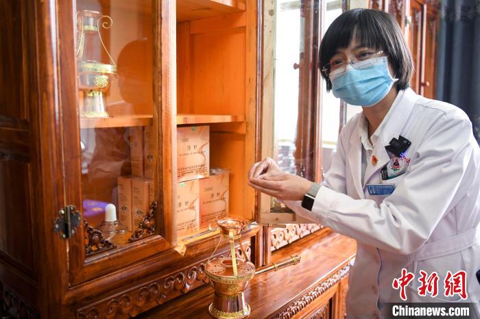 湖南中醫(yī)藥大學第一附屬醫(yī)院外治科援藏醫(yī)生譚濤介紹中醫(yī)和藏醫(yī)向結(jié)合的霍爾麥療法。　楊華峰 攝
