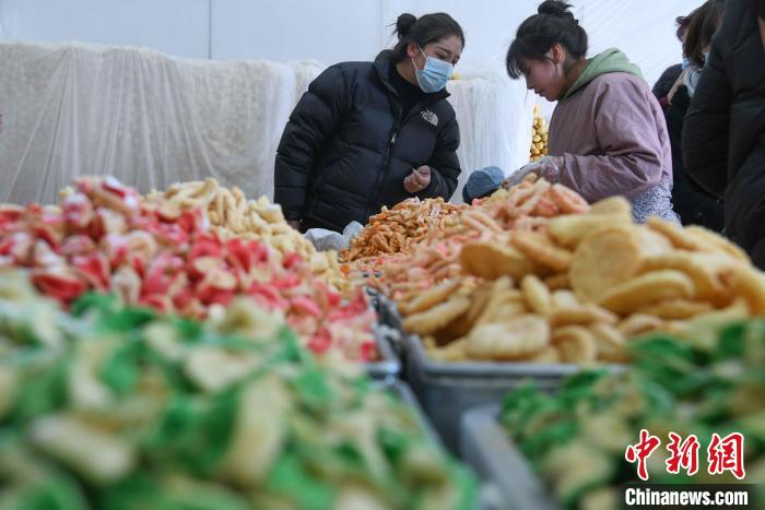 圖為拉薩市民選購(gòu)年貨“卡塞”。　貢嘎來(lái)松 攝