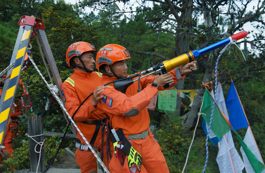 發(fā)射拋投器 。西繞拉翁攝