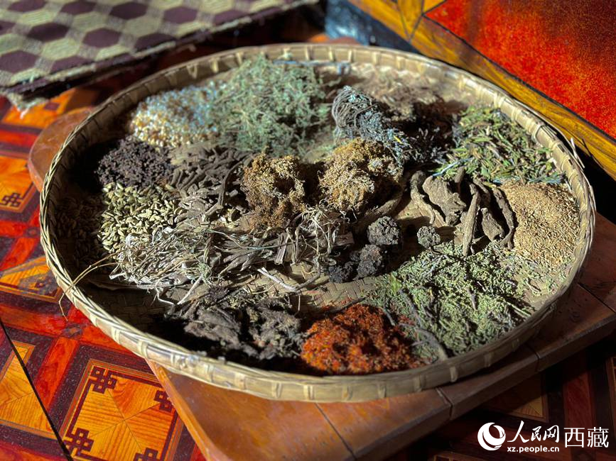制作藏香的草本原料。人民網(wǎng)記者 次仁羅布攝