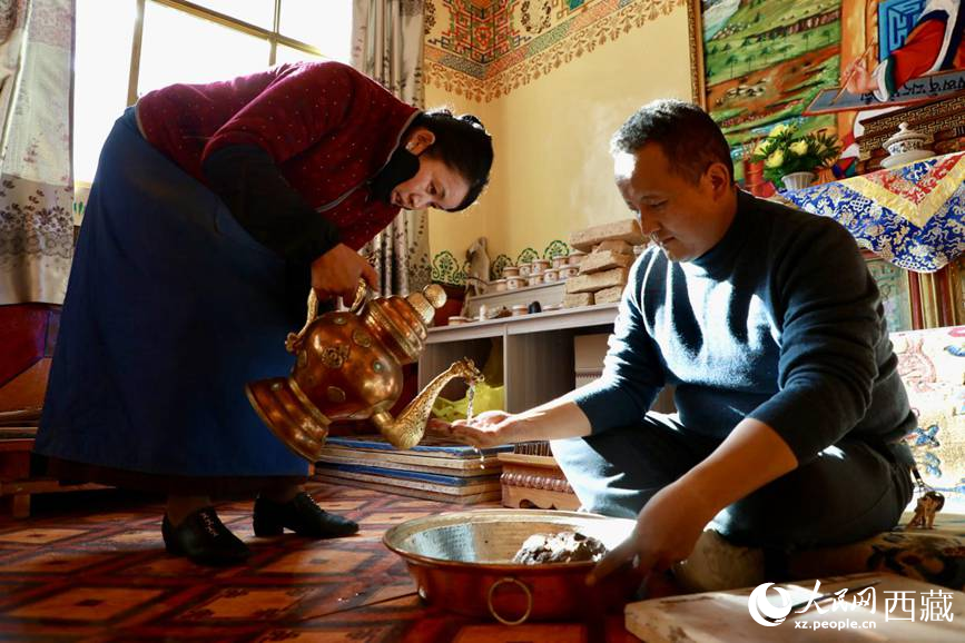 柏木泥與香料糅合成團(tuán)。人民網(wǎng)記者 次仁羅布攝