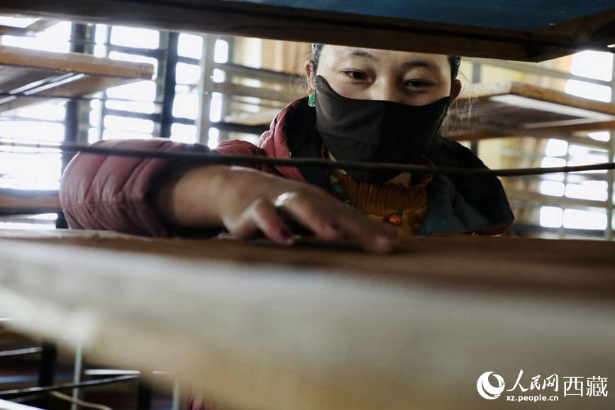 晾曬制作好的藏香。人民網(wǎng)記者 次仁羅布攝