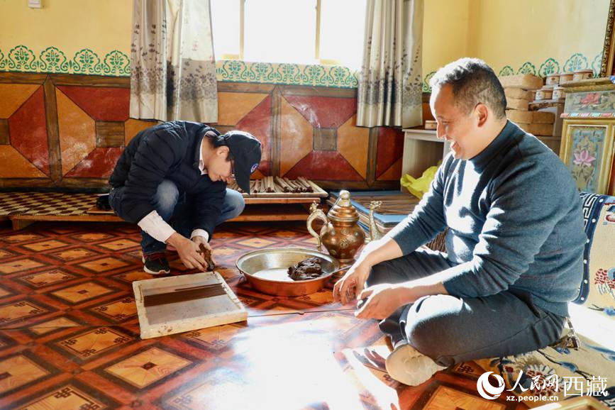 游客正在學(xué)習(xí)制作藏香。人民網(wǎng) 記者次仁羅布攝