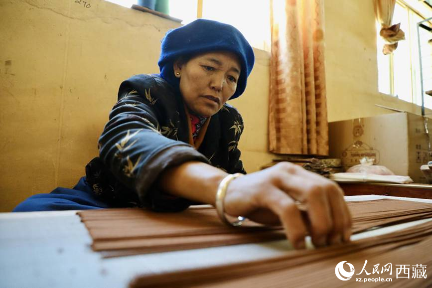 藏香廠的工人們堅持手工制作藏香。人民網(wǎng)記者 次仁羅布攝