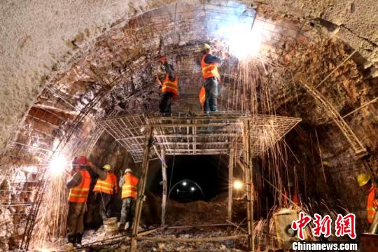 圖為施工人員正在進(jìn)行隧道支護(hù)焊接作業(yè)?！￡悤?攝