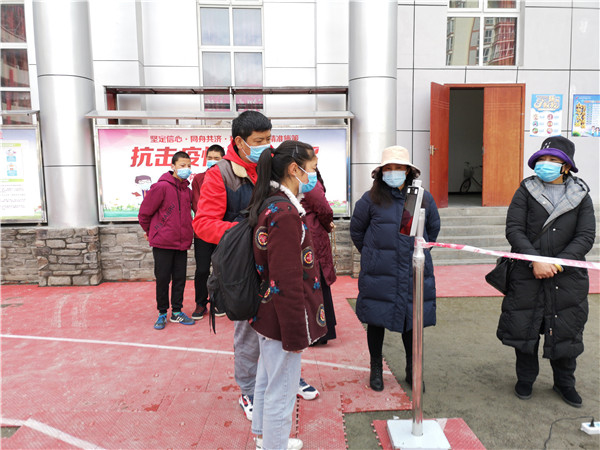圖片默認(rèn)標(biāo)題_fororder_1、學(xué)生排隊(duì)進(jìn)入校園-攝影-左斌