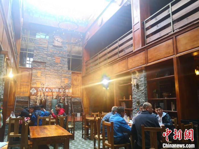 圖為扎尕那的藏式民宿酒店中，游客正在用餐?！∈缝o靜 攝