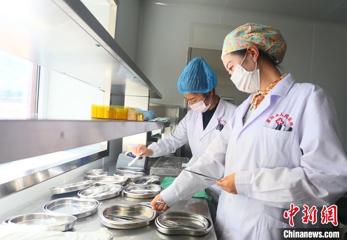 7月下旬，夏河縣人民醫(yī)院醫(yī)生進(jìn)行手術(shù)用具的消毒清潔?！「哒?攝