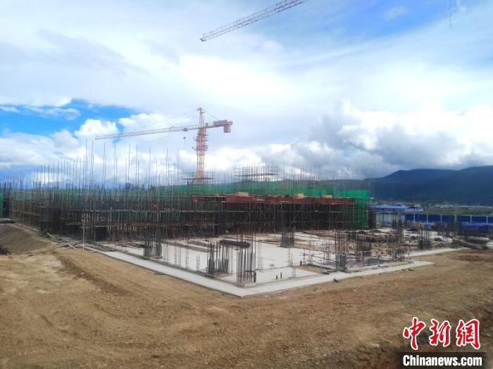 圖為香格里拉站實(shí)現(xiàn)封頂。中國鐵路昆明局集團(tuán)供圖
