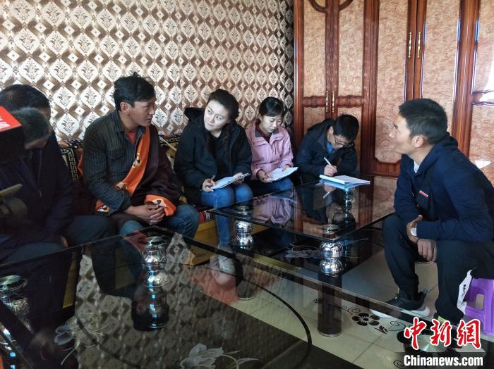 圖為調(diào)查組工作人員正在入戶調(diào)查?！∑钤鲚?攝