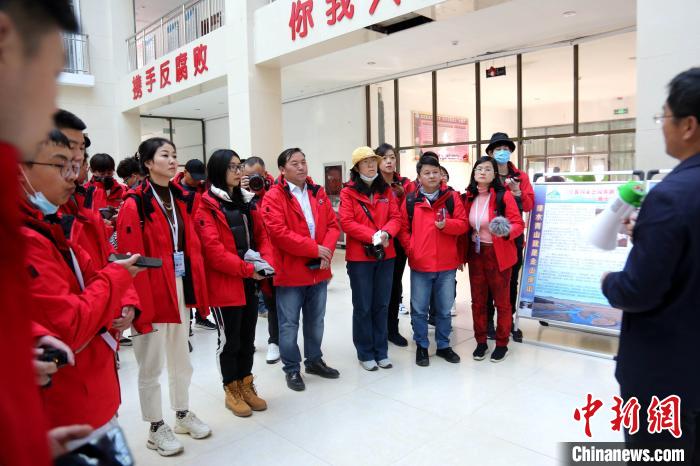 圖為中外媒體采訪三江源國家公園瀾滄江源園區(qū)生態(tài)保護成效?！?zhí)砀?攝