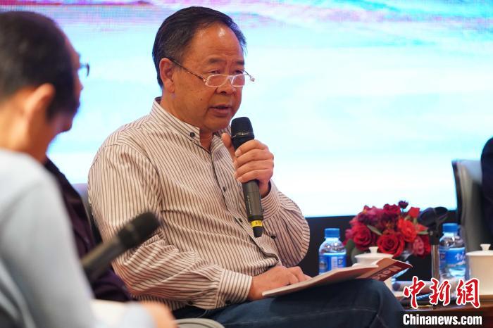 圖為青海省藝術研究所所長、文化學者耿占坤發(fā)表觀點?！√K丹 攝
