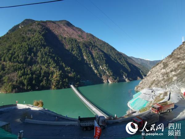 這條單跨353米索道橋，是全國最長的民用重載索道橋，技術(shù)要求高，施工難度極大。僅完成進(jìn)行便道、索道橋施工就用了一年時(shí)間。郭瑩 攝