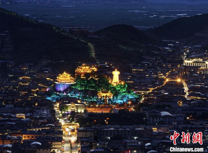 圖為滇藏茶馬古道重鎮(zhèn)獨(dú)克宗古城已成為知名旅游景點(diǎn)?！『蜁匝?攝
