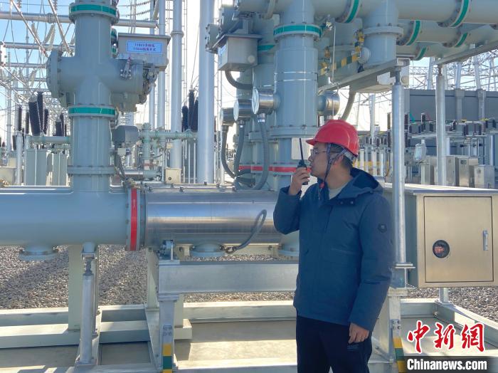 圖為國(guó)網(wǎng)青海檢修公司專業(yè)人員在沙柳變電站驗(yàn)收設(shè)備。　唐胥 攝