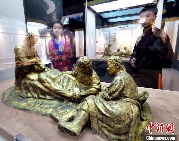 圖為模擬的藏醫(yī)眼科手術(shù)場(chǎng)景?！?zhí)砀?攝