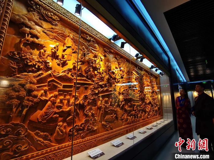 圖為青海大學(xué)民族醫(yī)學(xué)博物館陳展的歷代知名藏醫(yī)浮雕。　張?zhí)砀?攝
