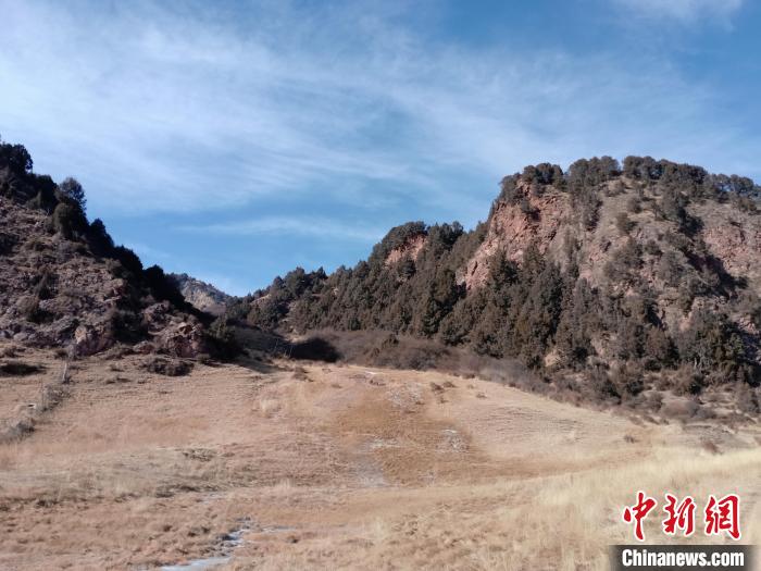 圖為坎布拉外圍地區(qū)的古火山口。孫揚益 供圖 孫揚益 供圖 攝