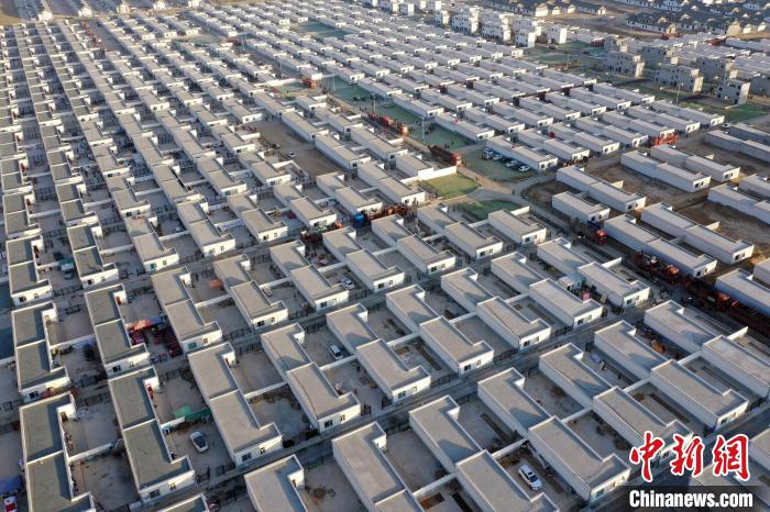 圖為蘭州新區(qū)移民安置區(qū)?！《P 攝