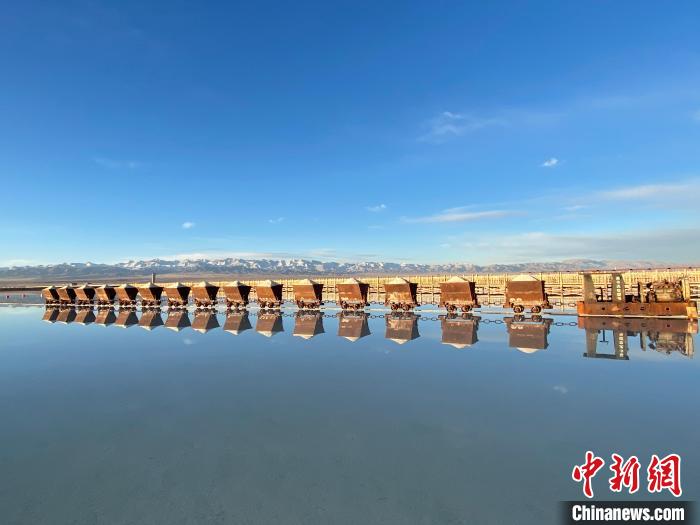 圖為小火車倒影在湖中，湖面如圖明鏡一般?！●R翔 攝