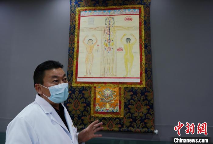 圖為興海縣藏醫(yī)院院長介紹藏醫(yī)四部醫(yī)典詳實圖?！●R銘言 攝