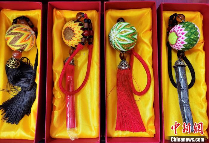 圖為藏繡手工藝品?！∑钤鲚?攝