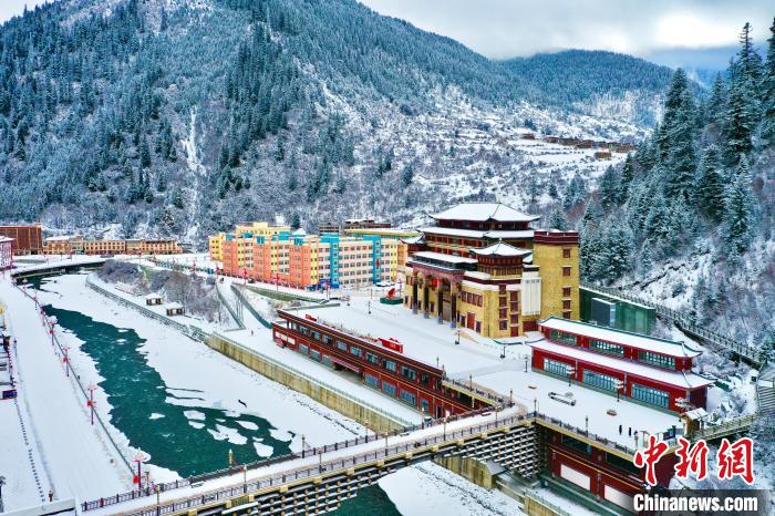 壤塘的雪后美景?！∪捞量h融媒體中心供圖